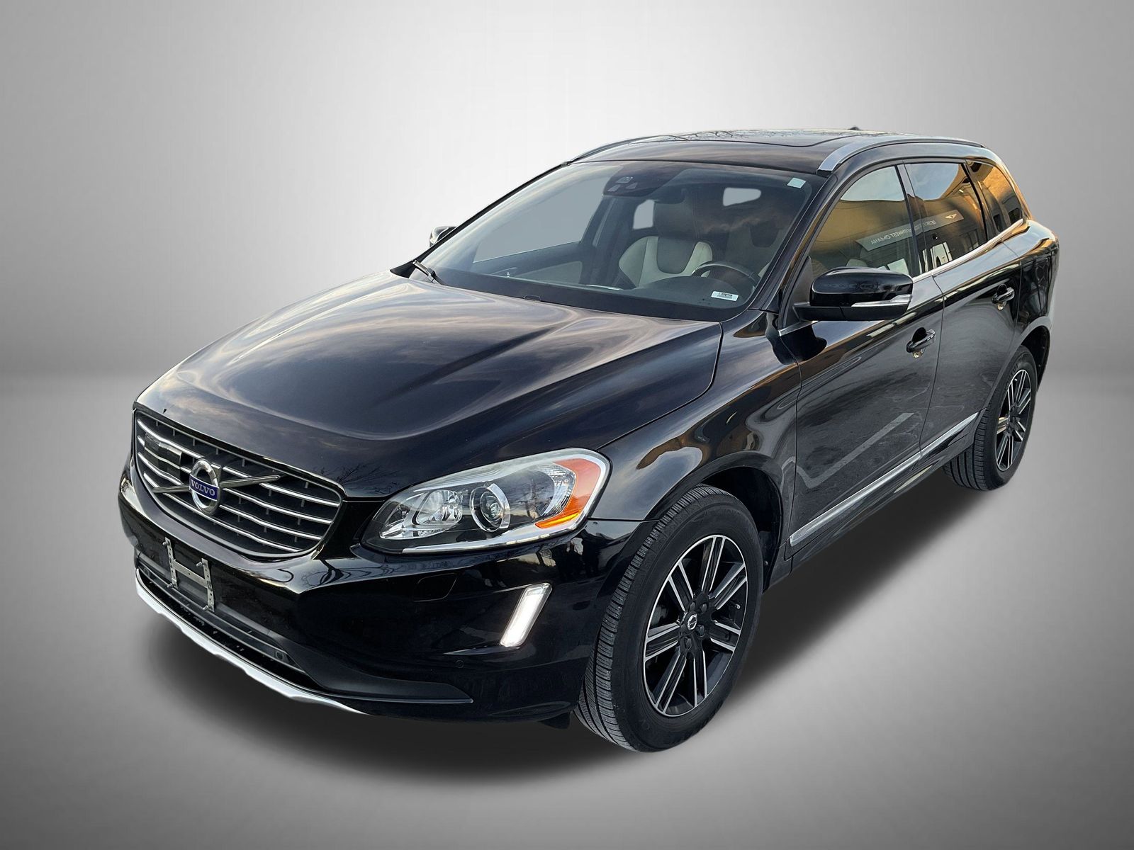 2016 Volvo XC60 T6 Platinum's photo