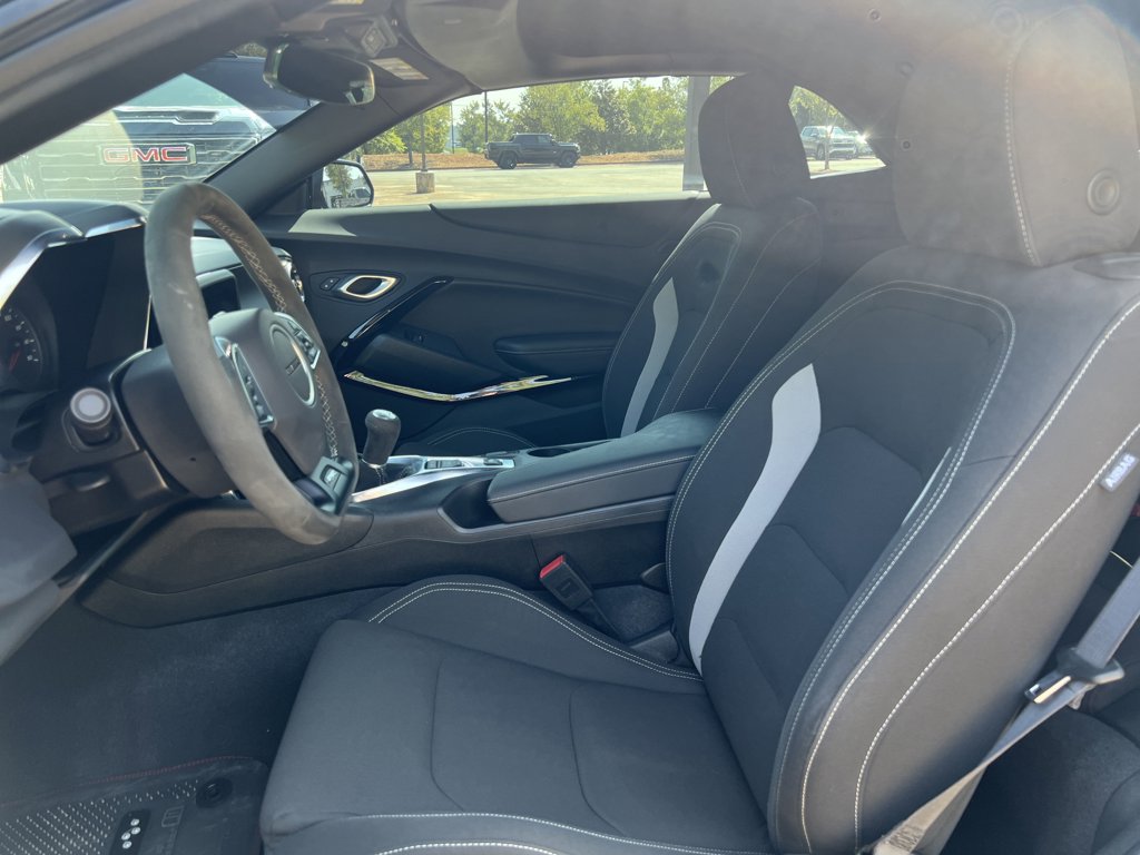 2024 Chevrolet Camaro 1LT photo 2
