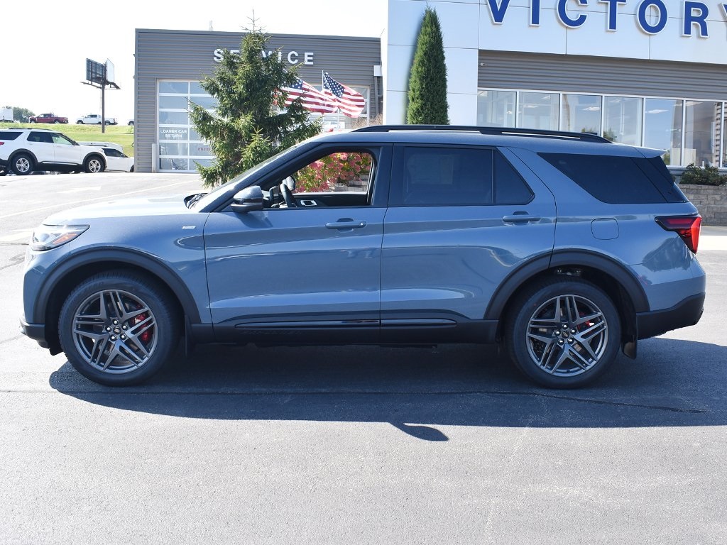 2025 Ford Explorer ST-Line photo 2