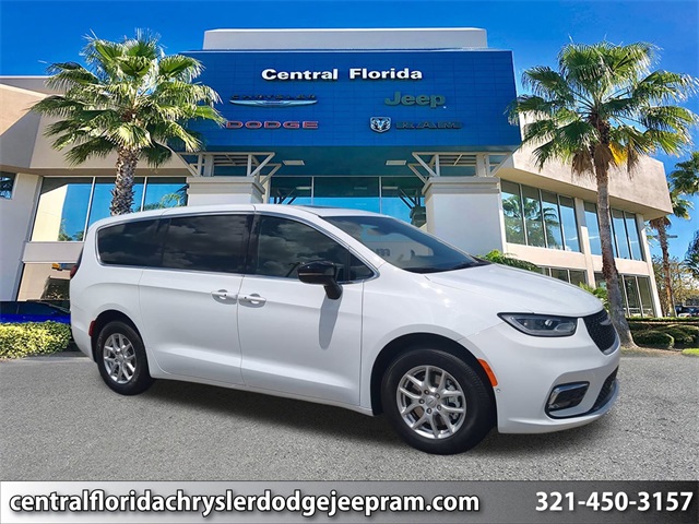 2026 Chrysler Pacifica Select's photo