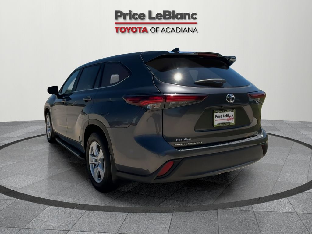 2024 Toyota Highlander LE photo 5