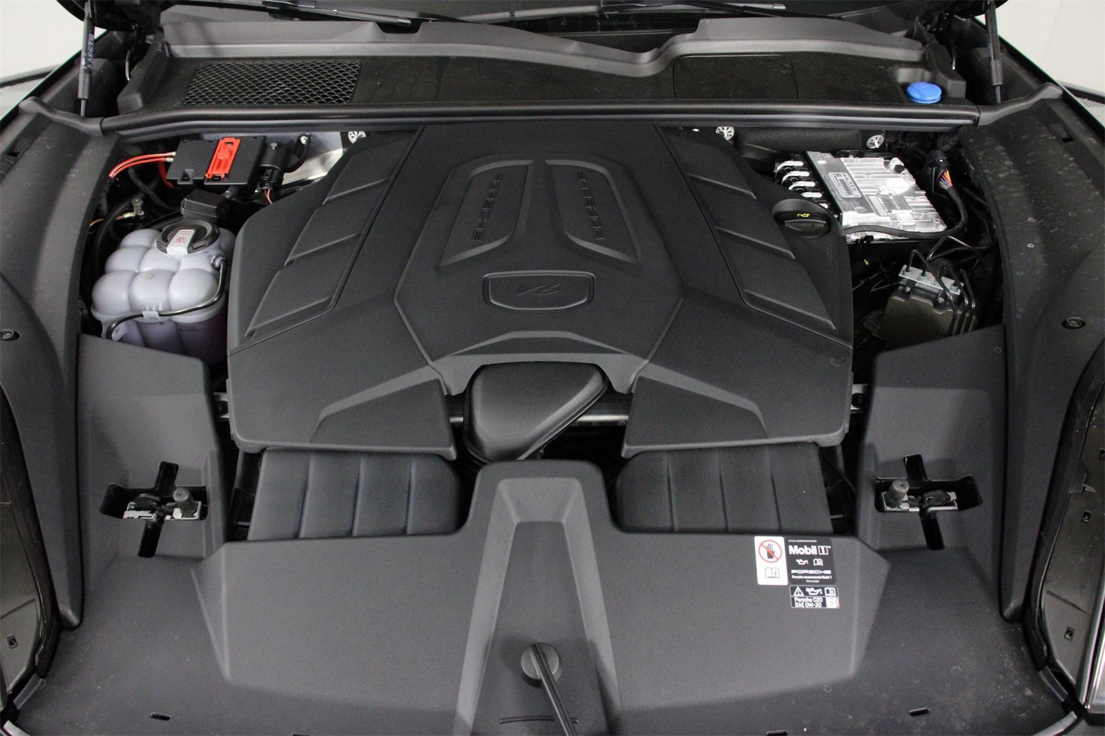 2025 Porsche Cayenne photo 18
