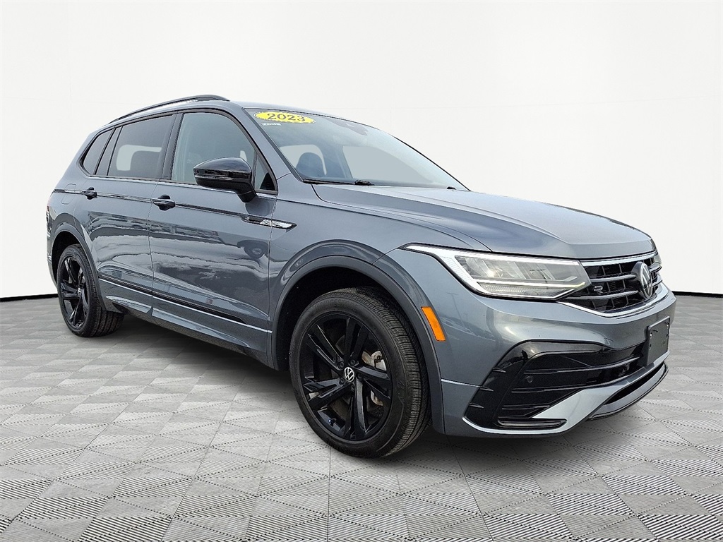 2023 Volkswagen Tiguan SE R-LINE BLACK's photo