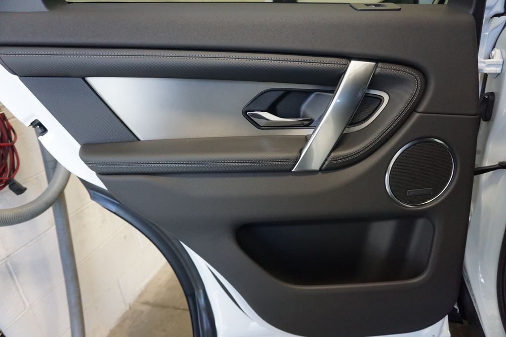 2025 Land Rover Discovery Sport SE photo 27
