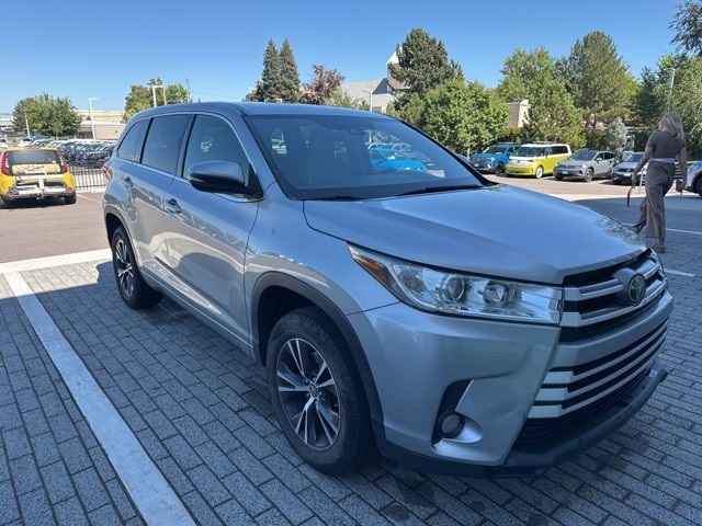 2017 Toyota Highlander LE Plus photo 2