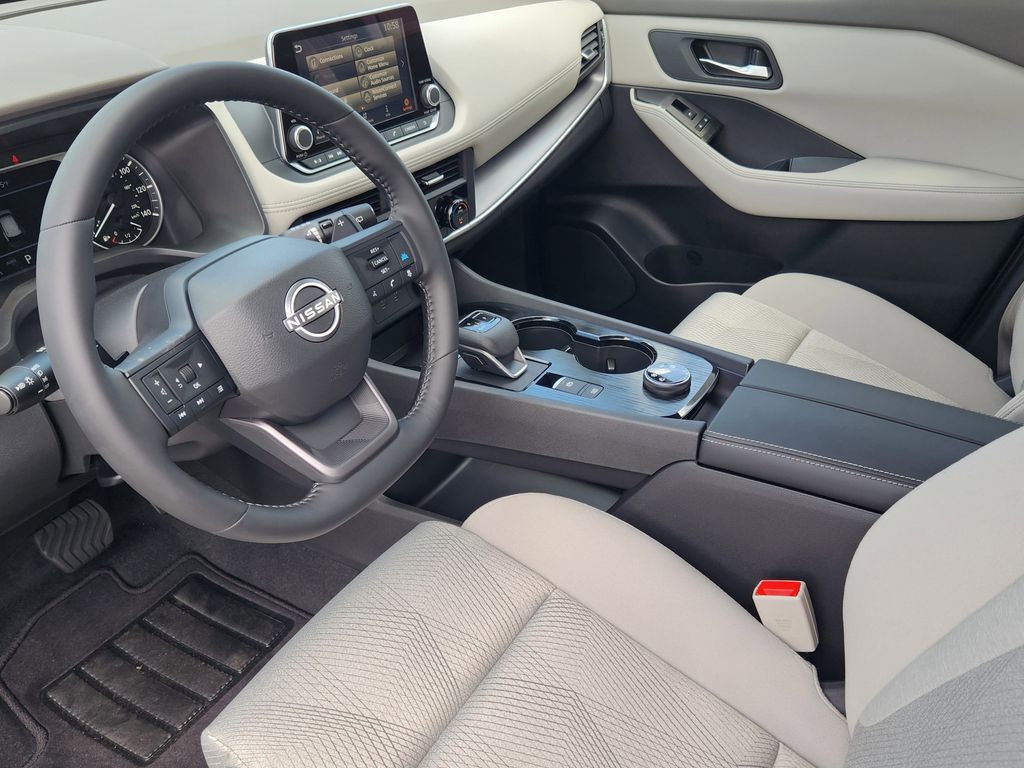 2025 Nissan Rogue SV photo 14