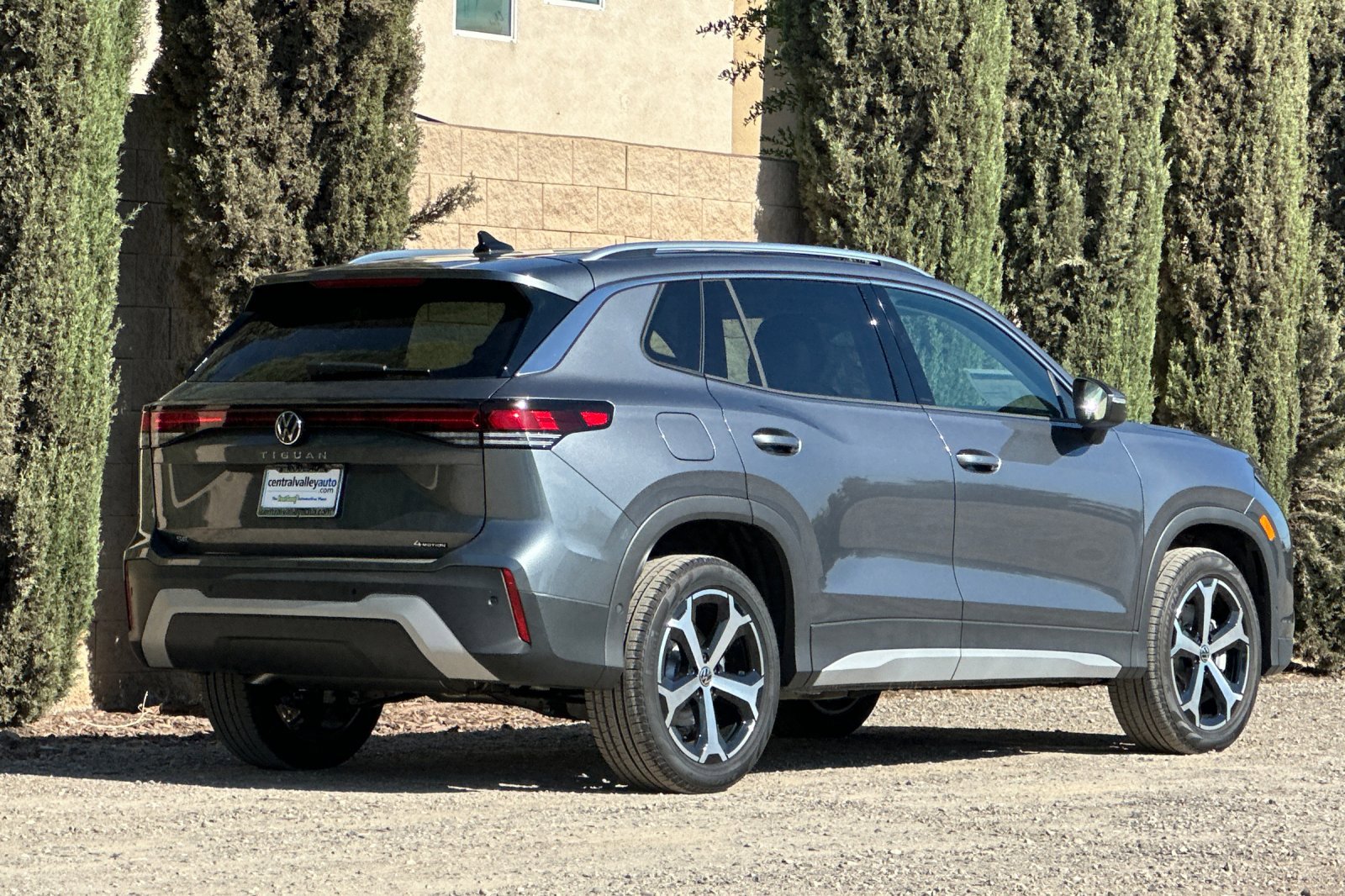 2025 Volkswagen Tiguan SE photo 4