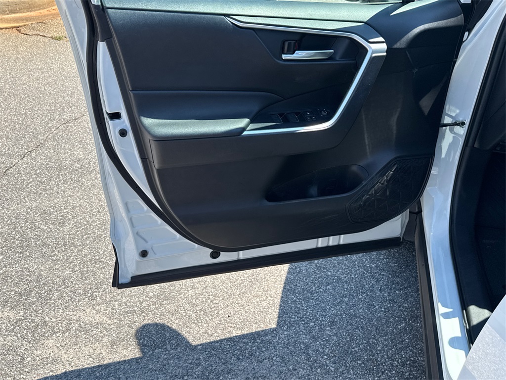2022 Toyota RAV4 XLE photo 9