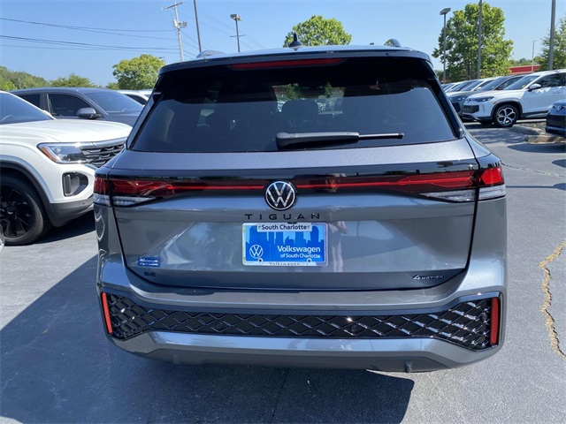 2025 Volkswagen Tiguan SE R-Line Black photo 5