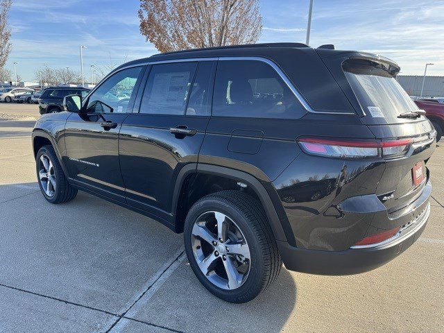 2025 Jeep Grand Cherokee Limited photo 3