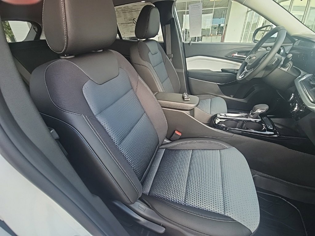 2025 Chevrolet Trax LT photo 19