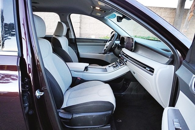 Used 2023 Red Hyundai SE image 10