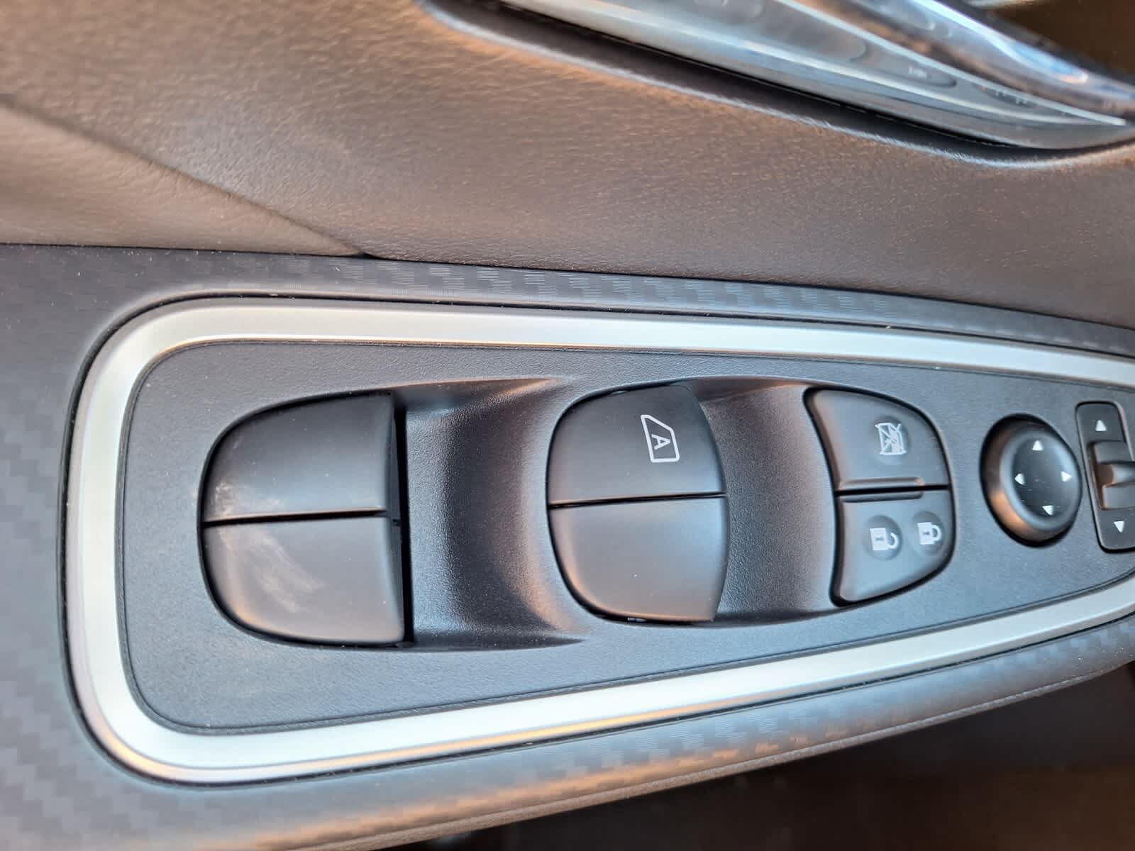 2025 Nissan Versa SR photo 18