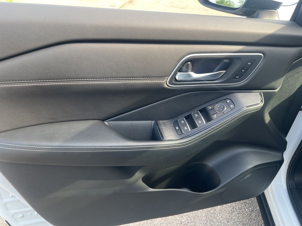 2024 Nissan Rogue Platinum photo 7
