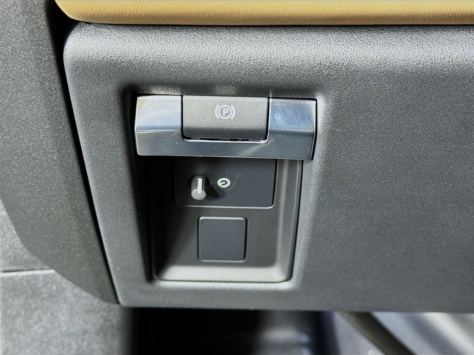 2025 Land Rover Defender 110 V8 photo 3