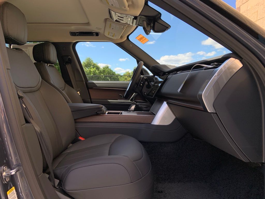 2025 Land Rover Range Rover SE photo 12