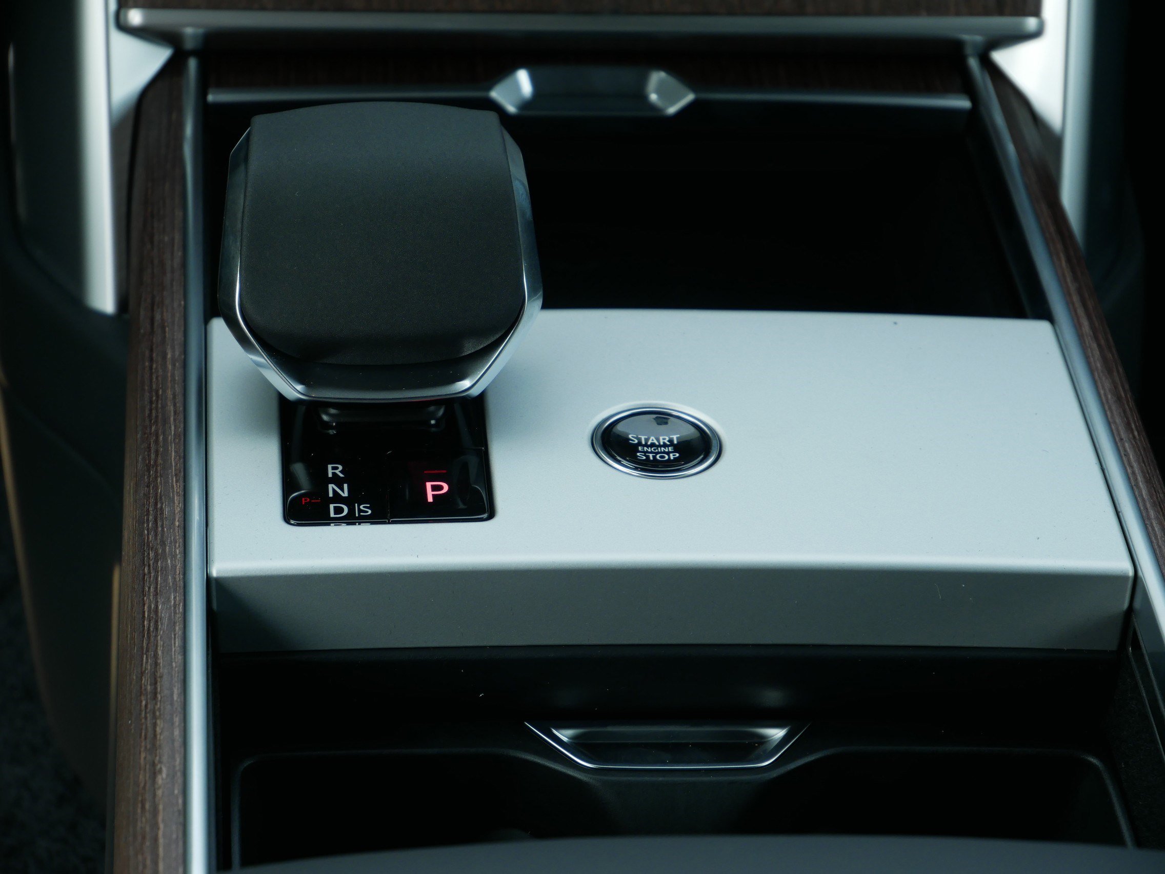 2025 Land Rover Range Rover SE photo 8