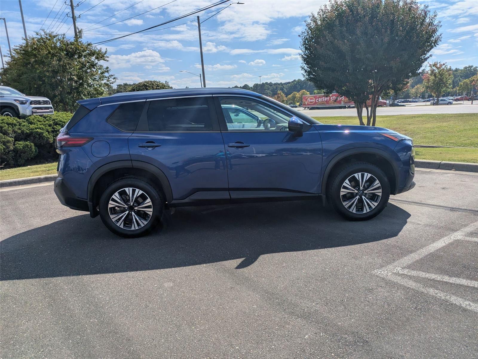 2022 Nissan Rogue SV photo 2