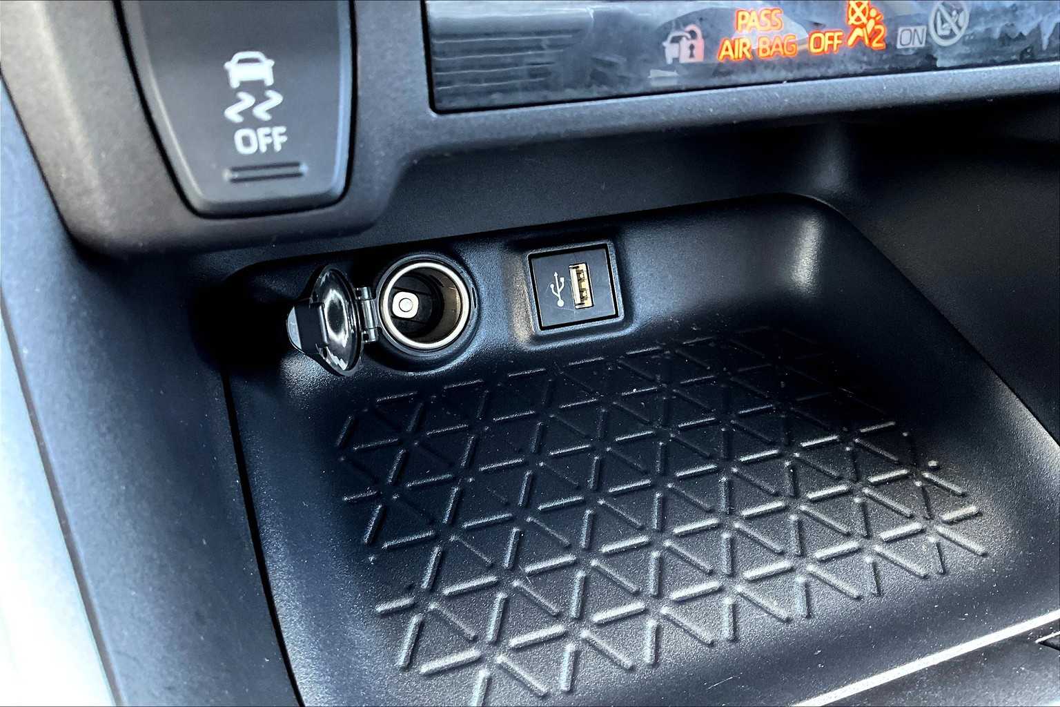 2025 Toyota RAV4 LE photo 31