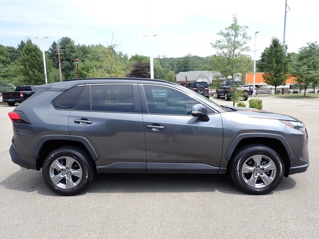 2022 Toyota RAV4 XLE photo 6