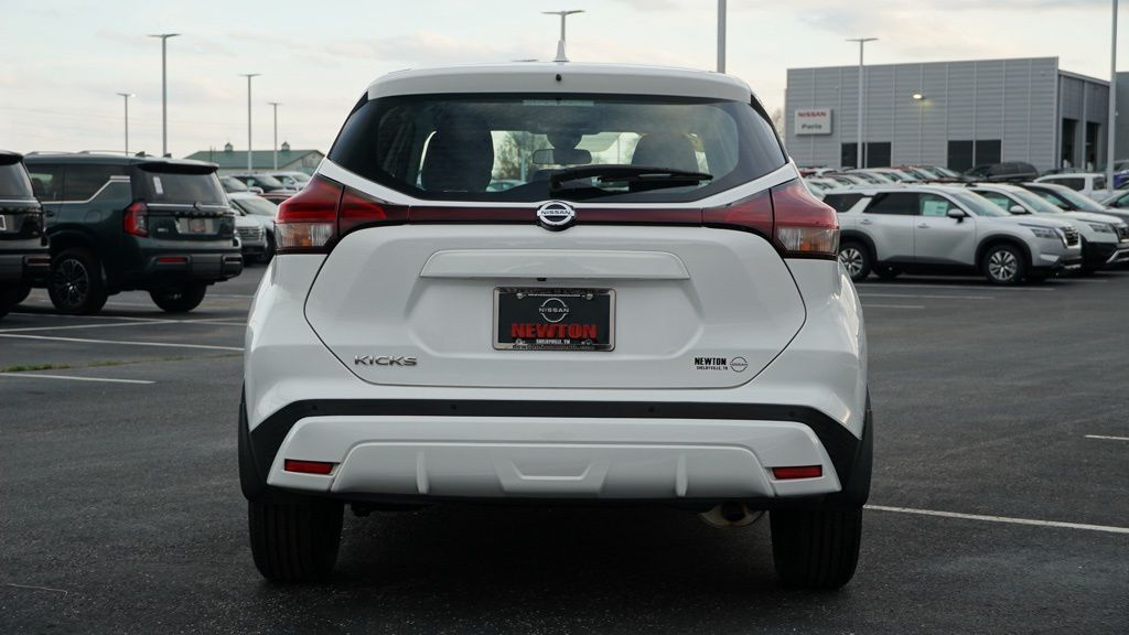 2021 Nissan Kicks S photo 2