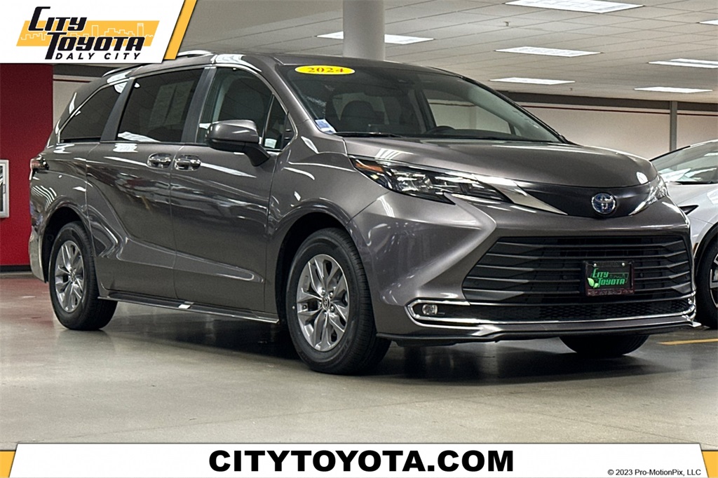 2024 Toyota Sienna XLE's photo