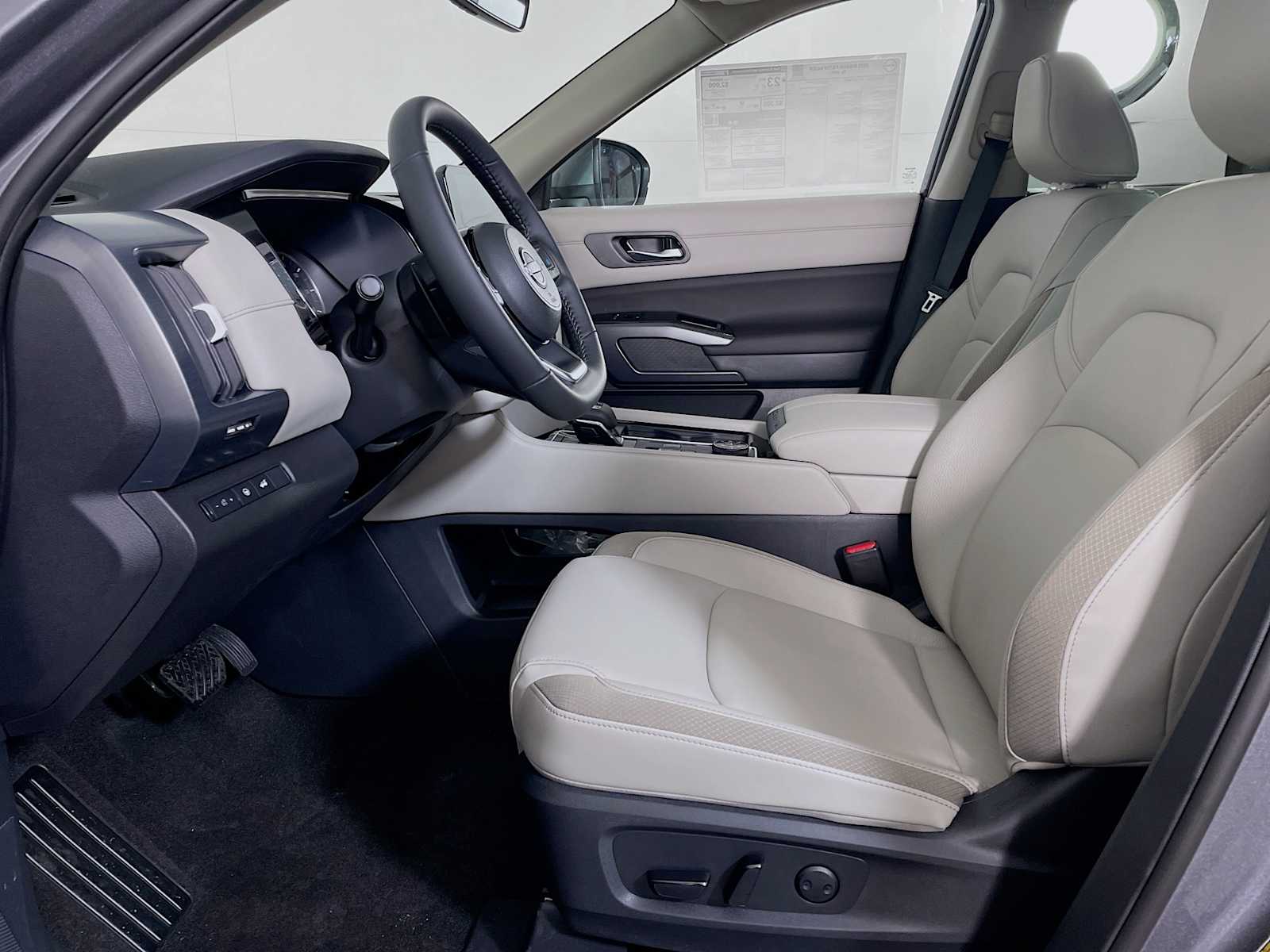 2025 Nissan Pathfinder SL photo 4