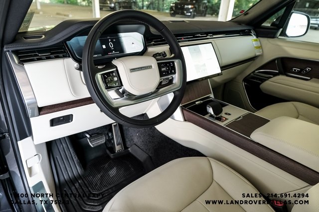 2025 Land Rover Range Rover SE photo 2