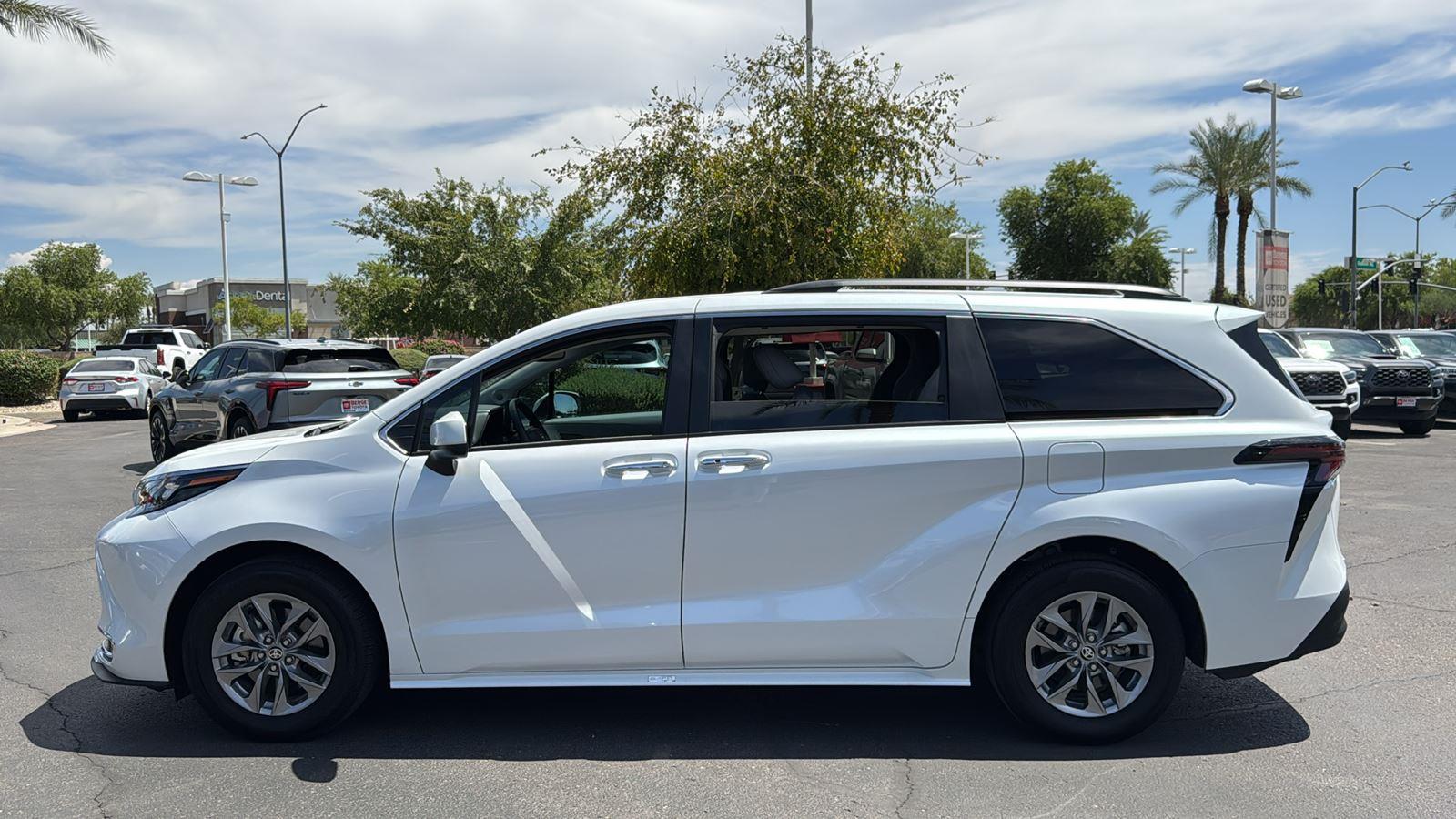 2024 Toyota Sienna XLE photo 4