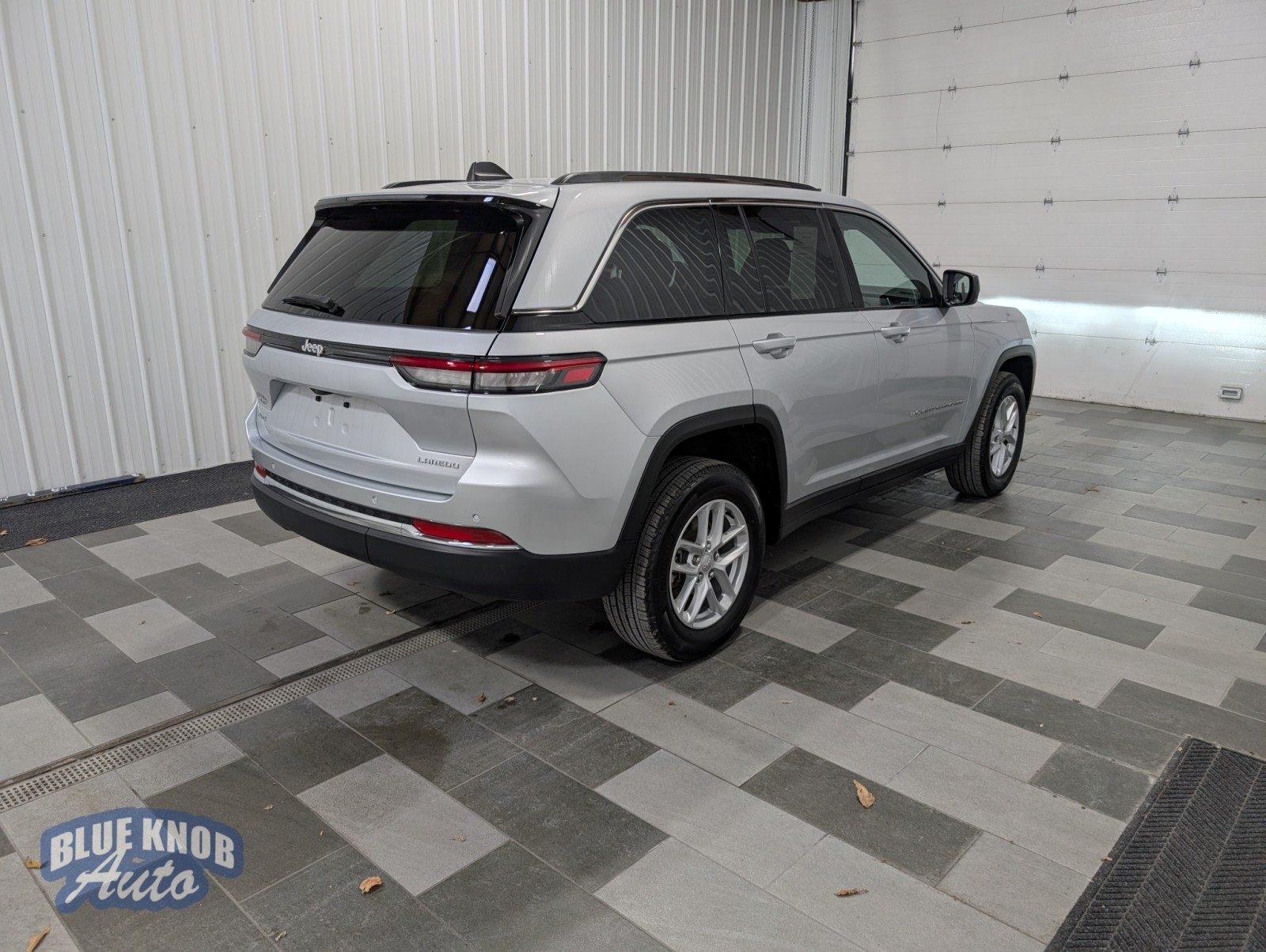 2023 Jeep Grand Cherokee Laredo X photo 2