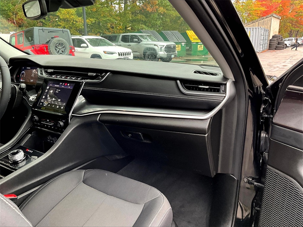 2023 Jeep Grand Cherokee Laredo photo 13