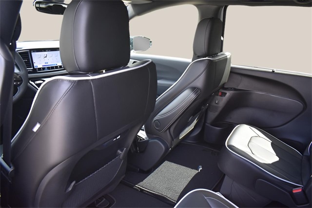 2025 Chrysler Pacifica Limited photo 12
