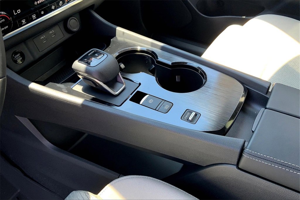 2025 Nissan Rogue SV photo 4