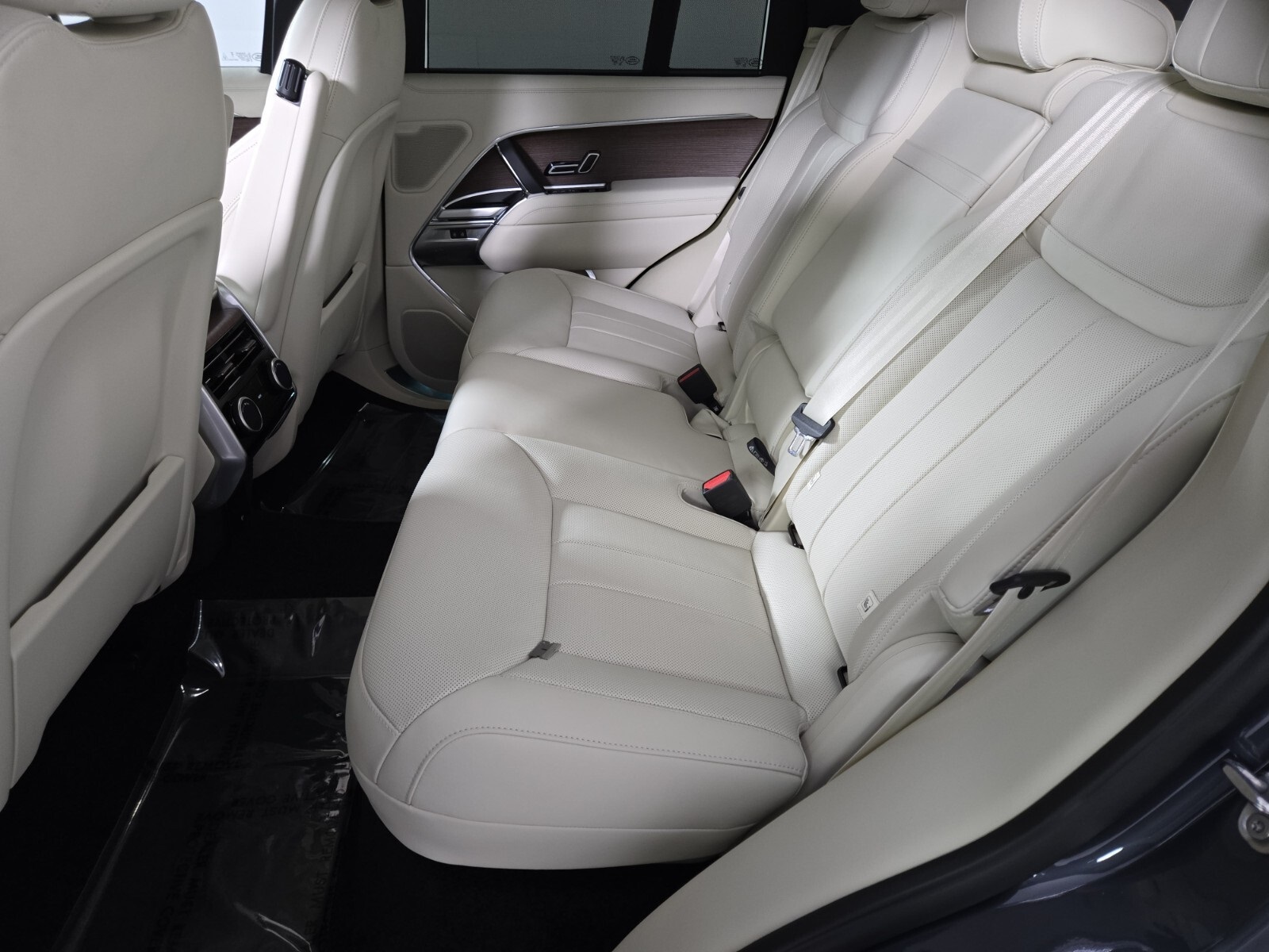 2025 Land Rover Range Rover SE photo 4