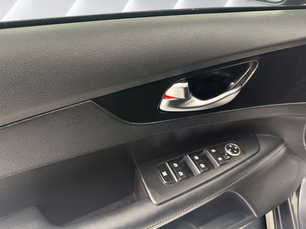 2023 Kia Forte GT-Line photo 12