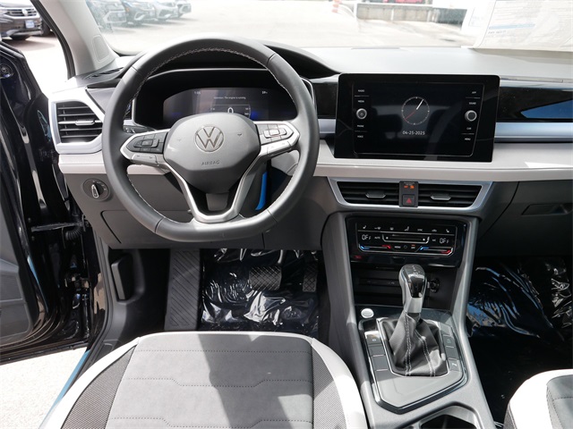 2025 Volkswagen Taos SE photo 7