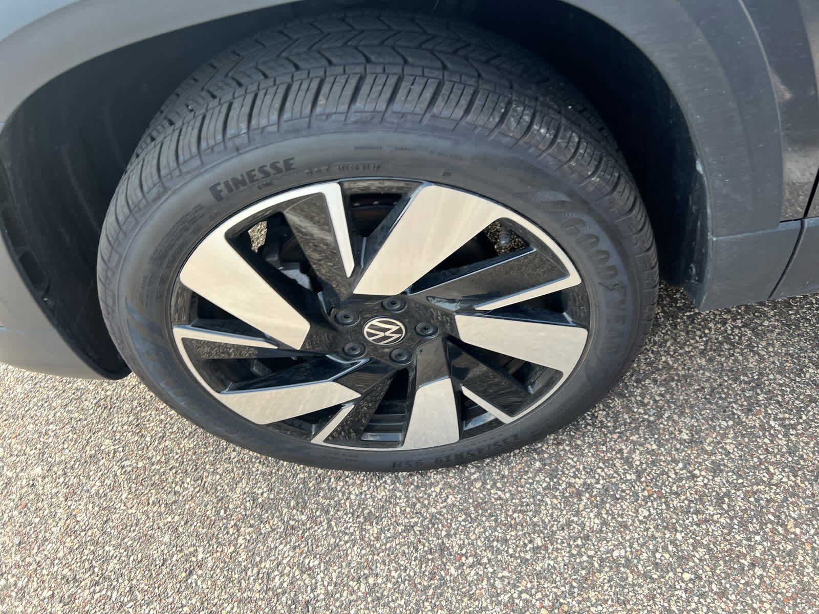 2024 Volkswagen Taos SEL photo 4