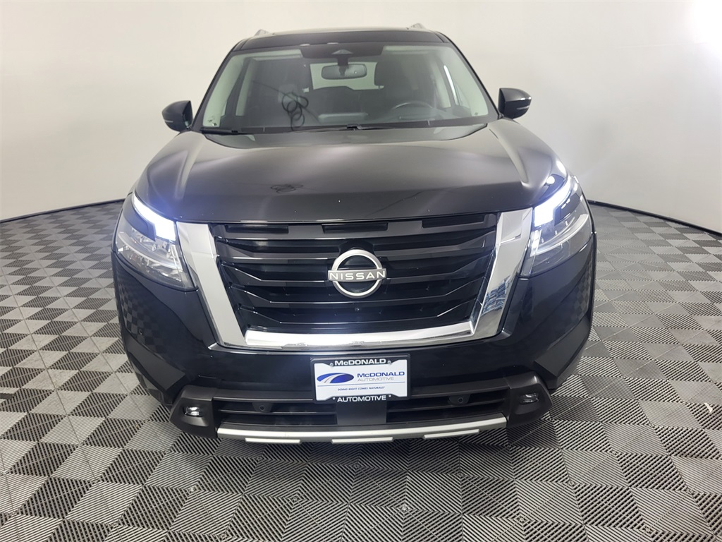 2022 Nissan Pathfinder Platinum photo 2