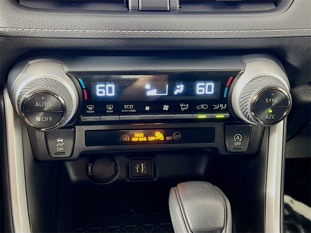 2024 Toyota RAV4 XLE photo 12