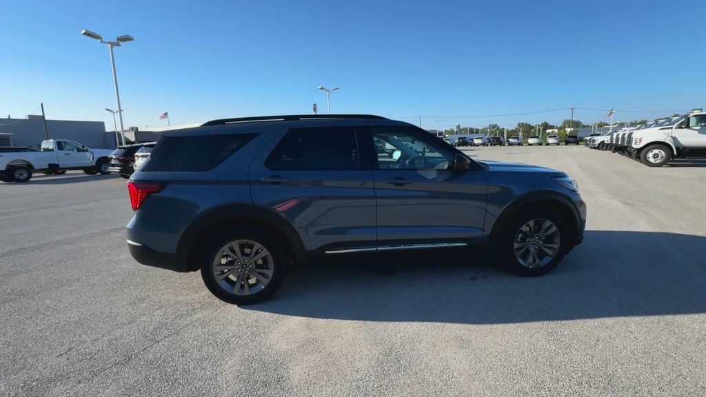 2025 Ford Explorer photo 9