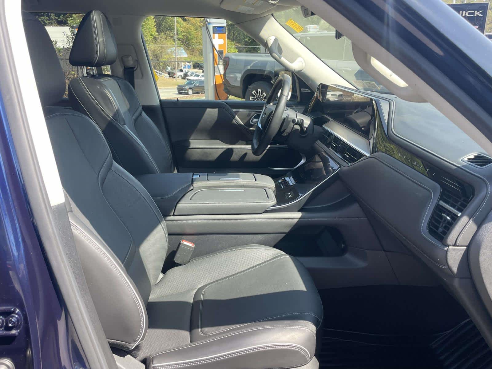 2025 Infiniti QX80 Luxe photo 17