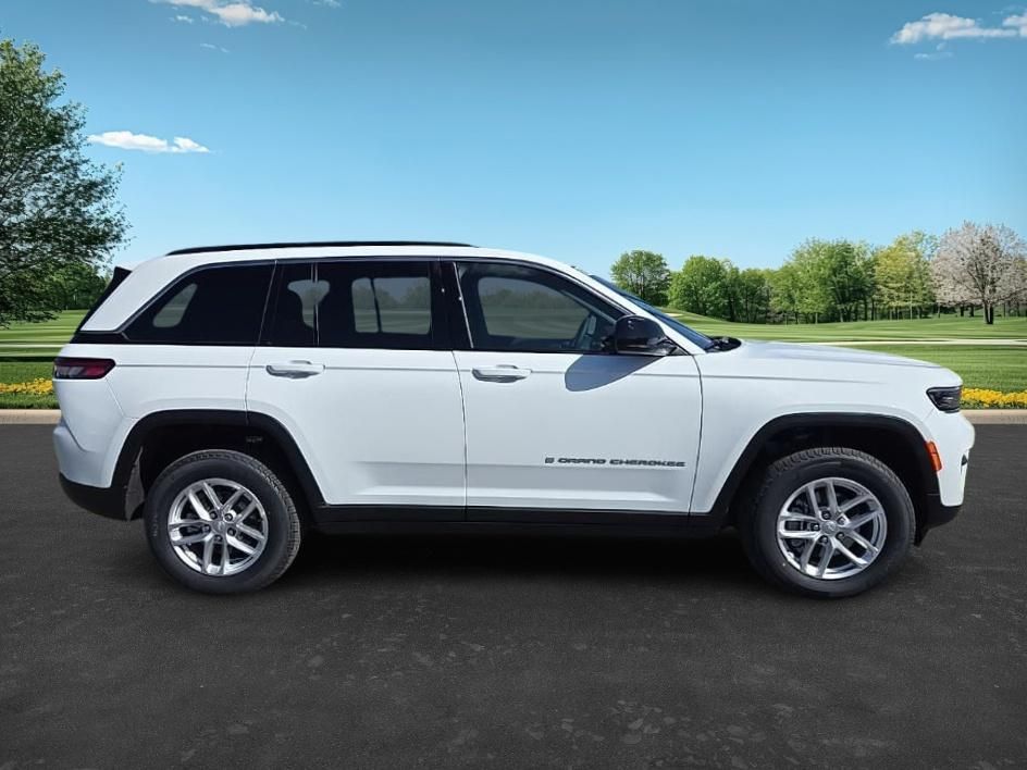 2025 Jeep Grand Cherokee Laredo photo 4
