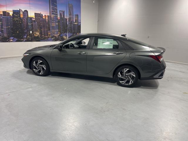 2025 Hyundai Elantra SEL Sport photo 3