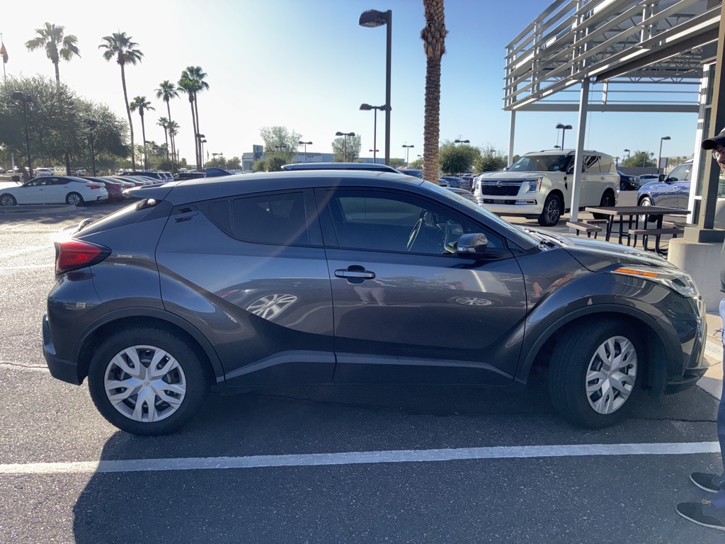 2020 Toyota C-HR LE photo 6