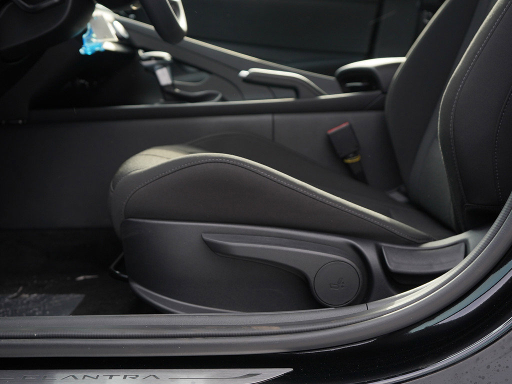 2025 Hyundai Elantra SE photo 15