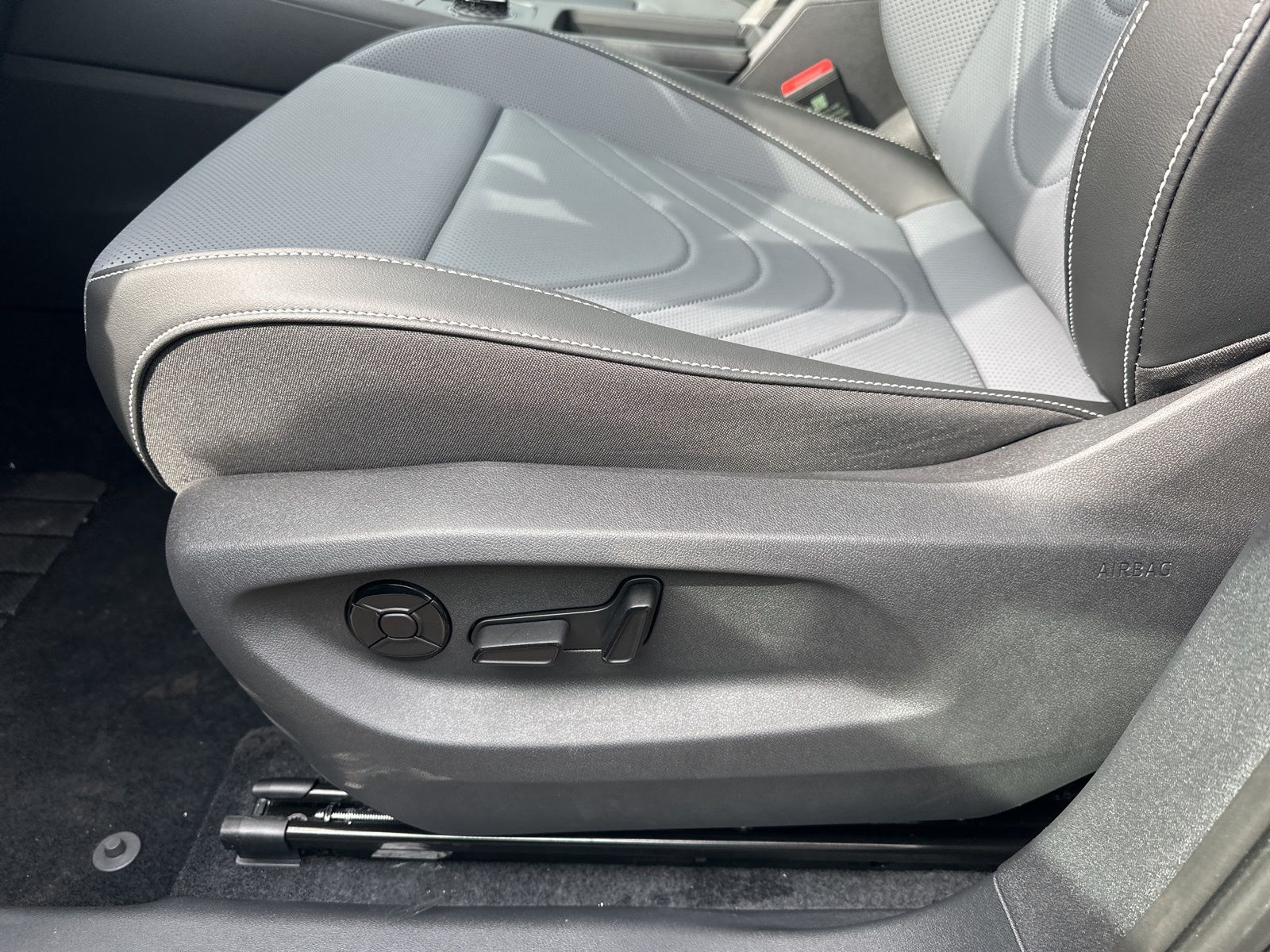 2025 Volkswagen Tiguan SE photo 12