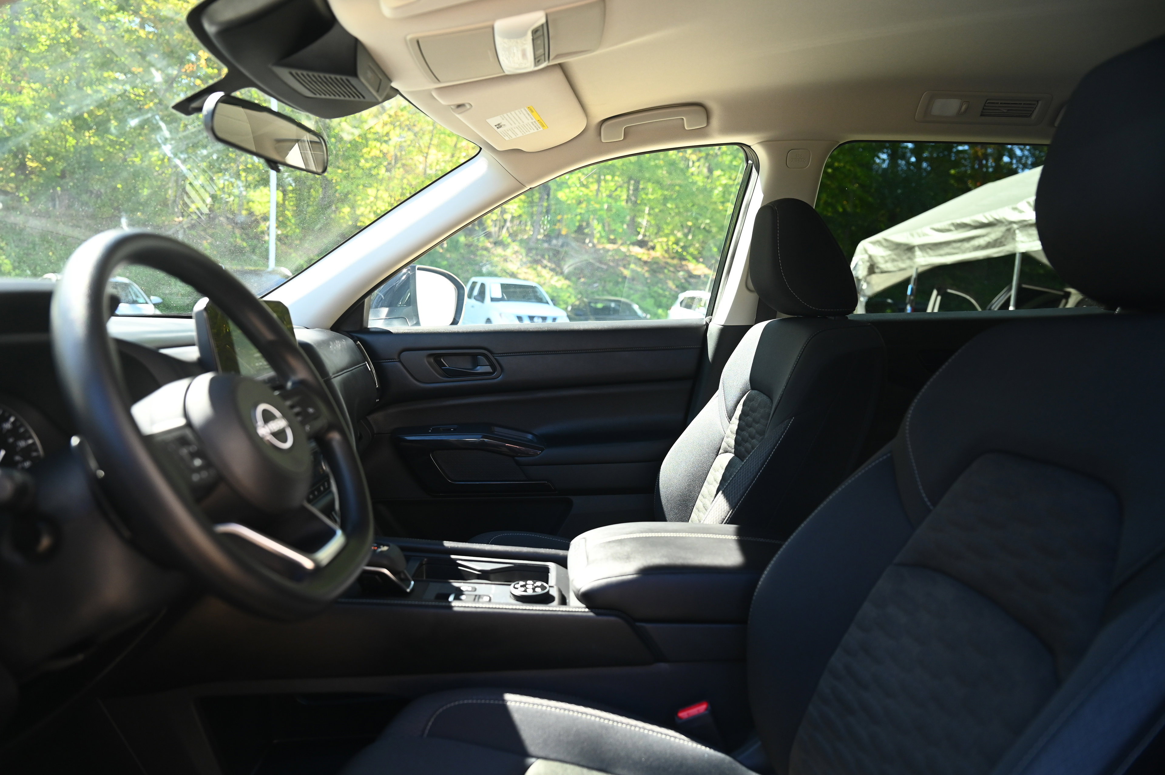 2024 Nissan Pathfinder S photo 17