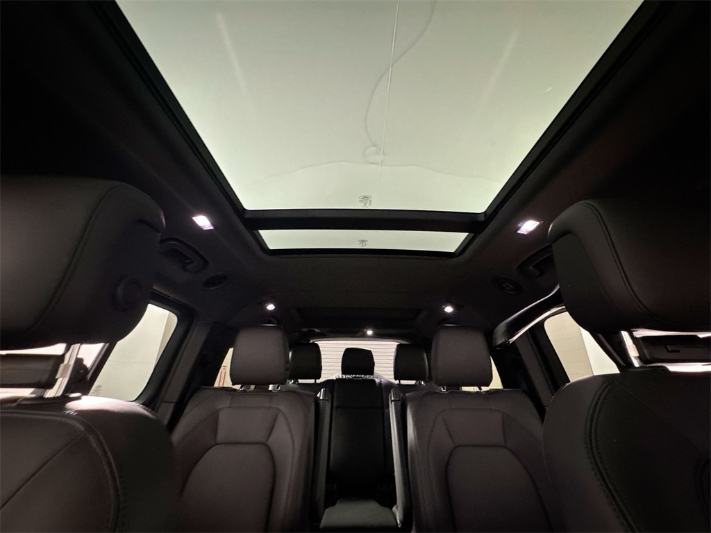 2025 Land Rover Defender 130 X-Dynamic SE photo 18