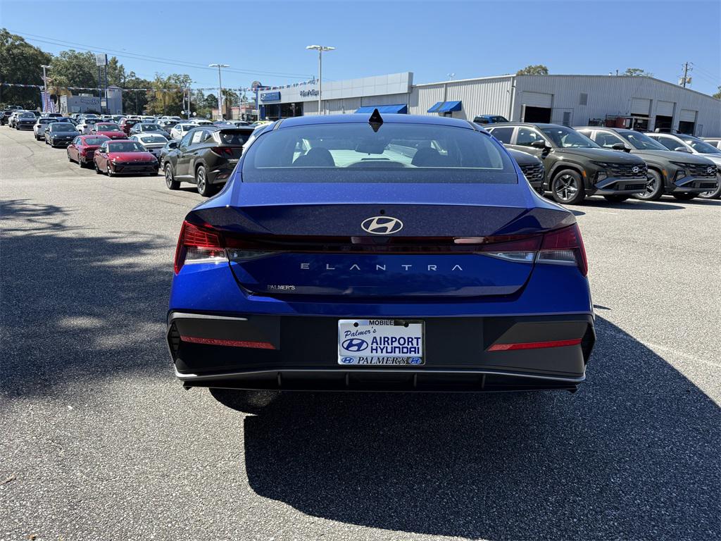 2025 Hyundai Elantra SE photo 4