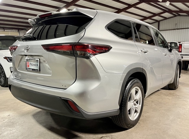 2024 Toyota Highlander LE photo 2